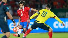 El jugador de Chile, Jorge Valdivia, disputa el balón contra James Rodríguez de Colombia durante el partido por Eliminatorias para el Mundial de Rusia 2018.