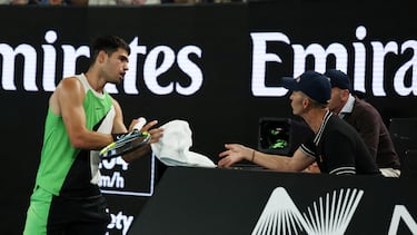 Carlos Alcaraz dialoga con su técnico Samuel López en su debut en el Open de Australia 2026.