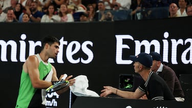 Carlos Alcaraz recibe indicaciones de Samuel López durante el partido.