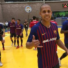 El Barça se impone al campeón francés de la mano de Ferrao