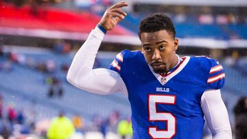 ORCHARD PARK, NY - JANUARY 03: Tyrod Taylor #5 of the Buffalo Bills gets the crowd going after the game against the New York Jets on January 3, 2016 at Ralph Wilson Stadium in Orchard Park, New York. Buffalo Bills defeat New York Jets 22-17. (Photo by Brett Carlsen/Getty Images)