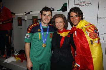 Al término del encuentro, Su Majestad la Reina Doña Sofía bajó a los vestuarios como había hecho en la semifinal ante Alemania. Allí, tras felicitar a los jugadores y al cuerpo técnico, se encontró con Rafa Nadal, que también había bajado para celebrar el título con los futbolistas. Casillas, como capitán, Su Majestad y Nadal lo festejaron posando juntos.