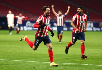 2-0. Sa¨²l ?¨ªguez celebr¨® el segundo gol.
