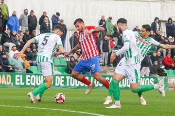 Mario García trata de encarar a Rojas.