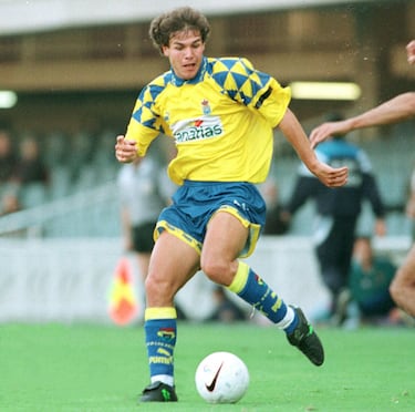 Nacido en Caracas en 1972, Juan Carlos Socorro llegó a UD Las Palmas con 15 años y se convirtió en un emblema del club, jugando más de 300 partidos y anotando 55 goles entre 1991 y 2000; contribuyó decisivamente a los ascensos a Segunda (1996) y Primera División (2000). Tras el ascenso fue cedido al Elche y luego pasó por Universidad Las Palmas, Italchacao en Venezuela y UD Gáldar, donde se retiró en 2008. Con la UD Las Palmas jugó 5 partidos en Primera División en la temporada 01/02.