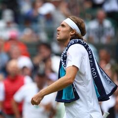 Tsitsipas perdió la paciencia: lanzó un pelotazo a Kyrgios y lo llamó “acosador”