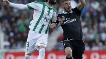 Crespo disputa un balón por arriba con Benzema.