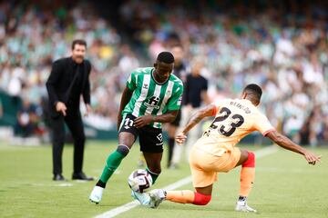 Luiz Henrique y Reinildo pugnan por el balón.