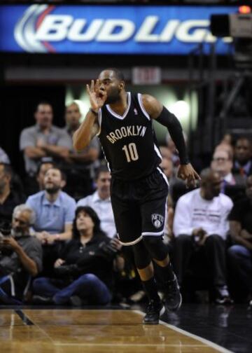 El escolta de los Nets Marcus Thornton celebra una canasta de esta forma tan peculiar.