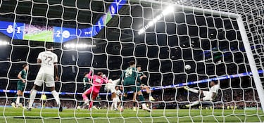 Vinicius remata un córner que saca Arda Güler en el minuto 80 de partido.