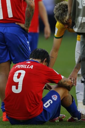 El lamento de Pinilla tras la eliminación, y el consuelo de Neymar.