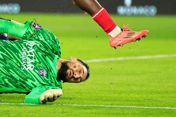 Wilfried Singo jugador del Mónaco golpeó con la bota el rostro de Donnarumma, el guardameta italiano fue atendido en el terreno de juego y no pudo continuar en el terreno de juego.