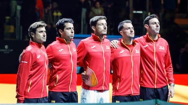 El equipo español, en formación, escucha el himno antes del comienzo de la final de la Davis ante Italia en Bolonia.