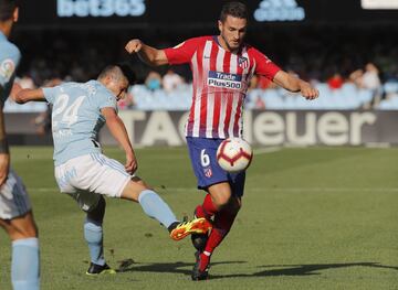 El defensa argentino del Celta de Vigo, Facundo Roncaglia, lucha por el balón frente al centrocampista marroquí del Atlético de Madrid, Koke Resurrección.