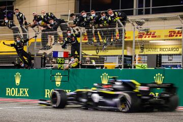 El piloto francés de Renault, Esteban Ocon, es aclamado por su equipo cuando termina en segundo lugar durante el Gran Premio de Fórmula Uno de Sakhir en el Circuito Internacional de Baréin