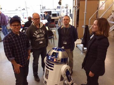 Star Wars VII tras las cámaras: J.J. Abrams conoce a R2-D2