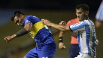 Andr&eacute;s Ch&aacute;vez y Nicol&aacute;s S&aacute;nchez durante el encuentro de Copa Libertadores entre Boca Juniors y Racing de Avellaneda.