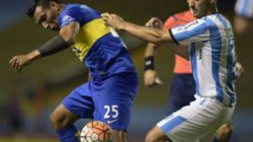 Andrés Chávez y Nicolás Sánchez durante el encuentro de Copa Libertadores entre Boca Juniors y Racing de Avellaneda.