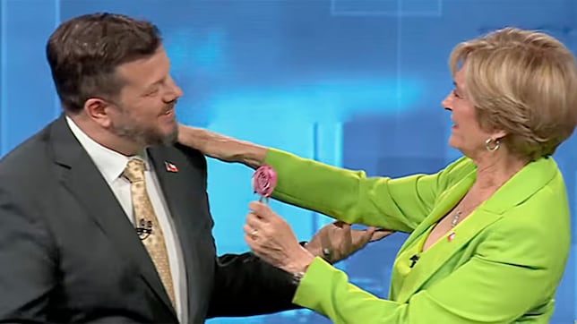 A Matthei le preguntan qué hizo con la rosa que le regaló Kaiser en el debate y lo que responde nadie lo esperaba