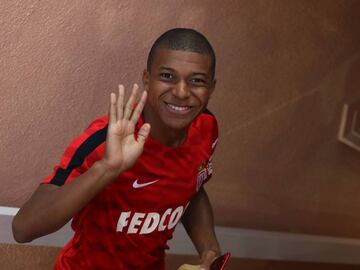 Monaco&#039;s French forward Kylian Mbappe  waves as he enters the dressing rooms prior to the French L1 football match between Monaco (ASM) and Marseille (OM) on August 27, 2017, at the Louis II Stadium in Monaco. / AFP PHOTO / Valery HACHE
 PUBLICADA 28/08/17 NA MA01 1COL