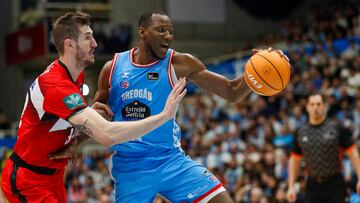LUGO , 30/11/2024.- El pívot del Covirán Granada Rubén Guerrero (i) presiona al pívot congoleño del Breogan Jordan Sakho, durante el encuentro de Liga Endesa entre el Breogan y el Covirán Granada, este sábado en Lugo. EFE/ Eliseo Trigo