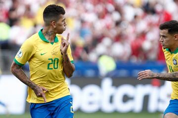 Roberto Firmino (Brasil) remate con la izquierda desde el centro del área al centro de la portería.