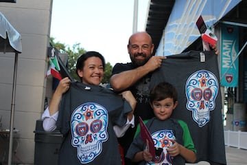 Aficionados con la camiseta especial de la noche de la herencia mexicana.