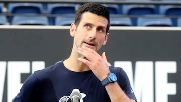 El tenista serbio Novak Djokovic atiende a los medios antes de su debut en el Adelaida International.