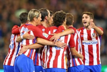 Los jugadores celebran el 0-1 de Godín. 