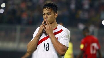 Cristian Benavente durante un partido con la selección de Perú.