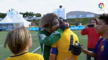 El gesto que servirá de ejemplo a los mayores: ¡qué ternura!