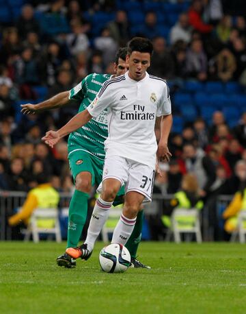 Javi Muñoz, dorsal 37, el día de su debut en el Santiago Bernabéu durante un partido de Copa contra el Cornellá. Jugó 28 minutos. 