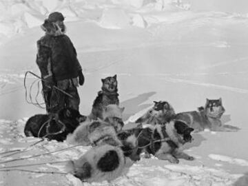 El 14 de diciembre de 1911, Roald Amundsen y su expedición, a 23 grados bajo cero, se convertían en los primeros en conquistar el Polo Sur.