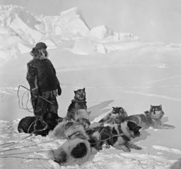 El 14 de diciembre de 1911, Roald Amundsen y su expedición, a 23 grados bajo cero, se convertían en los primeros en conquistar el Polo Sur.