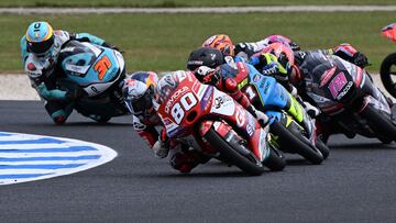 Gaviota GASGAS Aspar's Colombian rider David Alonso leads the pack during the Moto3 class second qualifying session of the MotoGP Australian Grand Prix at Phillip Island on October 21, 2023. (Photo by Paul CROCK / AFP) / -- IMAGE RESTRICTED TO EDITORIAL USE - STRICTLY NO COMMERCIAL USE --