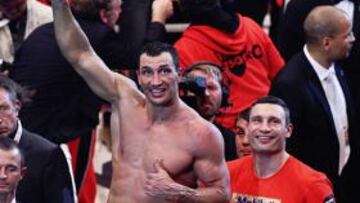 LOS REYES. Wladimir celebra su victoria con Vitali a su espalda.