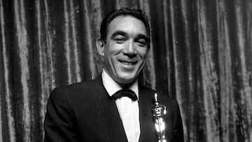 Anthony Quinn con una estatuilla de los premios Oscar.