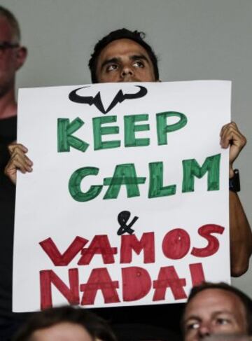  Un espectador muestra un cartel con un mensaje de ánimo Rafael Nadal.