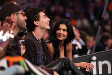 Kylie Jenner junto a Timoth¨¦e Chalamet en las gradas del Madison Square Garden para presenciar el cuarto partido de la eliminatoria de Playoffs entre los Boston Celtics y los New York Knicks.