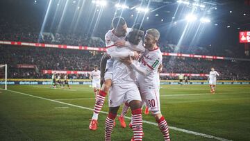 Jhon Córdoba celebrando junto a sus compañeros un gol con Colonia ante St. Pauli por 2. Bundesliga.