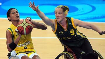 Liesl Tesch intenta taponar a la brasile&ntilde;a Cleonete Reis durante un partido de baloncesto en silla de ruedas en los Juegos Paral&iacute;mpicos de Pek&iacute;n 2008.