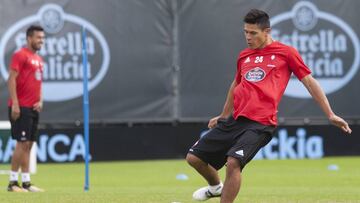 Facundo Roncaglia golpea el balón durante un entrenamiento del Celta en las instalacioes de A Madroa.