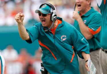 Aqu¨ª festejando una acci¨®n defensiva en el juego del 24 de octubre ante los Steelers.