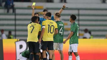 Yender Herrera muestra una amarilla a Keny Arroyo en el Bolivia-Ecuador (1-2).