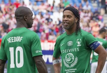 Seedorf charla con Ronaldinho.