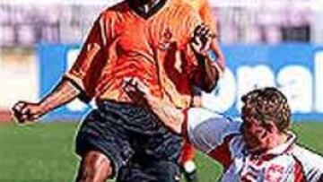 <b>TODO UN VETERANO.</b> A sus 35 años Aron Winter era el único campeón de la Eurocopa de Alemania de 1988 que seguía en activo.