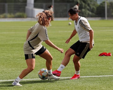 Teresa Abelleira y Marta Corredera, jugadoras del Real Madrid durante el primer entrenamiento del equipo.