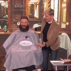 Ellen DeGeneres rasura a Julian Edelman y hace donación