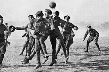 Durante plena Primera Guerra Mundial, la Navidad y el fútbol detuvieron el fuego entre tropas enemigas. En la noche del 24 de diciembre de 1914, frentes de Imperio Alemán y del Reino Unido se dieron cita en tierra de nadie, donde se suscitaban las batallas, para intercambiar saludos navideños y regalos. Al siguiente día, la convivencia se selló con un espontáneo juego de fútbol, en un campo de guerra que se convirtió en campo de deportivo.