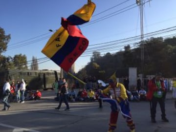 Hinchas colombianos y argentinos se reúnen en Viña del Mar para el partido de los cuartos de final.